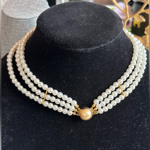 SALE!!!!  EUC! Vintage 3 Strand Fashion Pearl Necklace - Picture 8 of 9